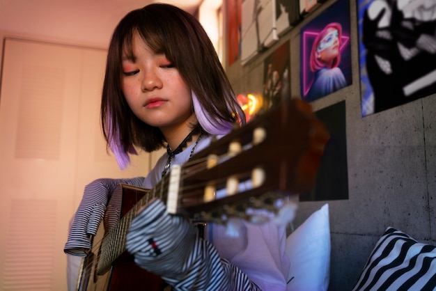 Эмо-девушка с гитарой, вид сбоку