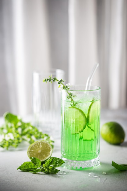 Free photo emonade with lime basil and ice