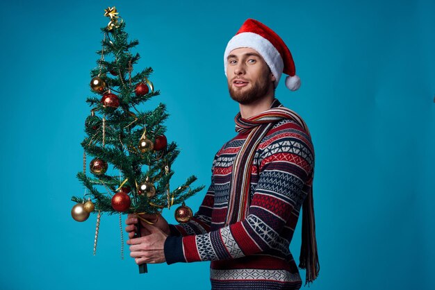 Эмоциональный мужчина в новогодней одежде, рекламирующий копию пространства, изолированный фон