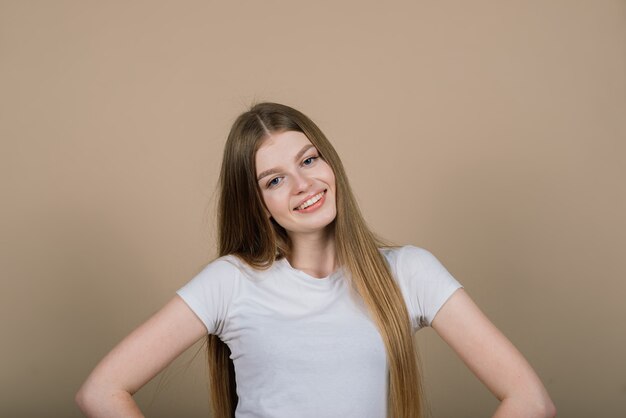 レースのビキニとブラで美しい内気な女性 プレミアム写真