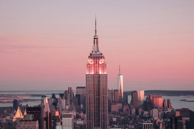 Foto gratuita l'empire state building al tramonto