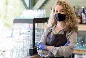 Foto gratuita dipendente che indossa la maschera al lavoro