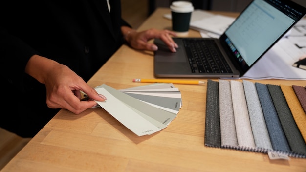 Free photo employee working at desk side view