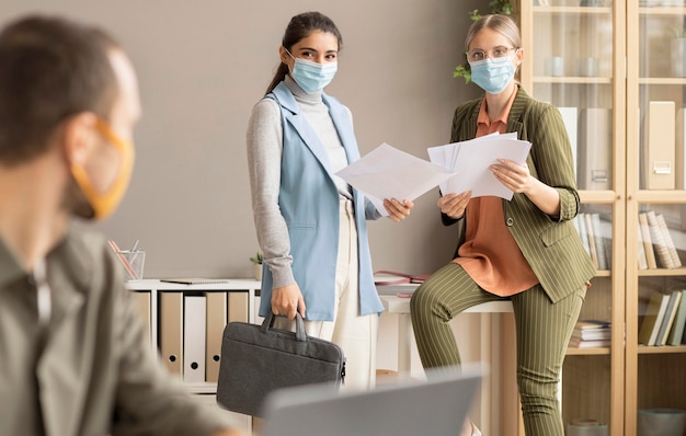 Foto gratuita i dipendenti tornano a lavorare con le maschere facciali