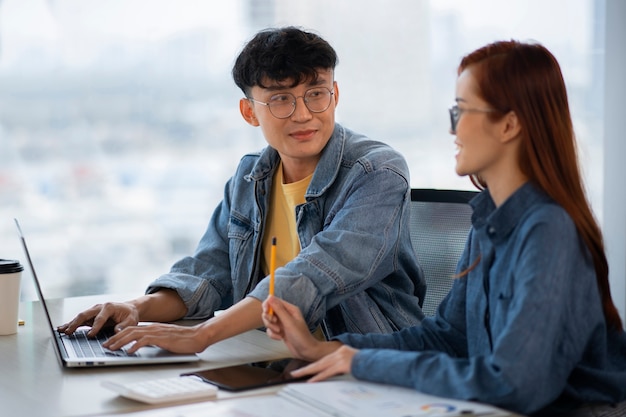 Foto gratuita impiegati che lavorano insieme colpo medio