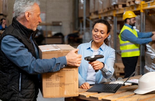 Free photo employees working in warehouse