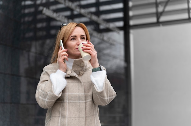 Free photo empowered business woman at the office