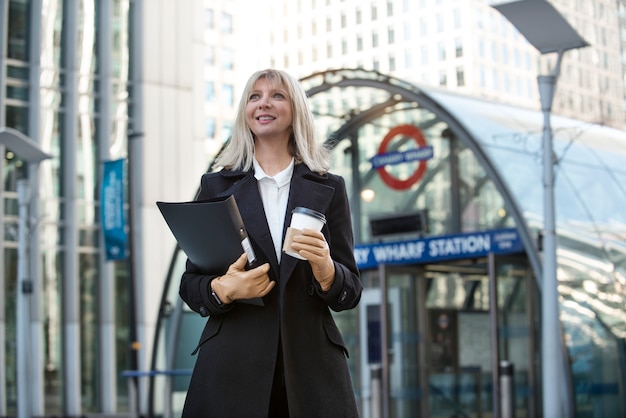 Free photo empowered business woman working in the city