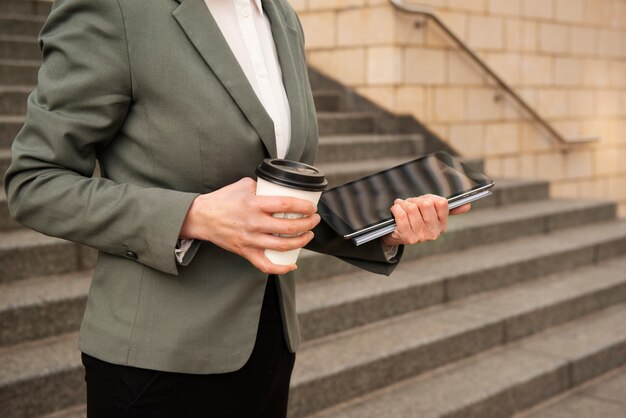 Free photo empowered business woman working in the city