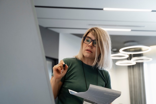 Foto gratuita donna d'affari autorizzata che lavora in città