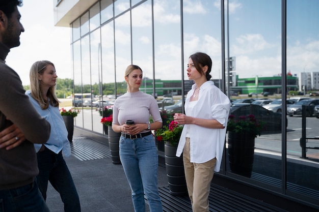 Free photo empowered business woman working in the city