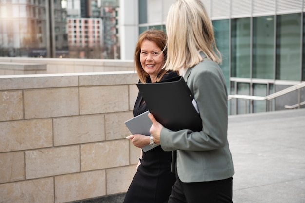 Foto gratuita donne d'affari autorizzate che lavorano insieme