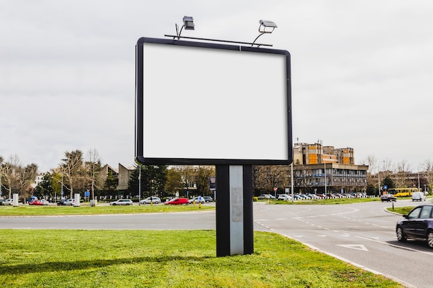 Foto gratuita un cartellone pubblicitario vuoto in città