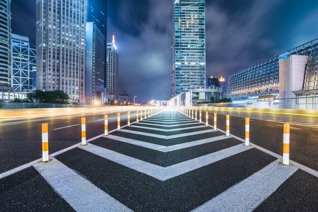 現代都市を通る空のアスファルト道路