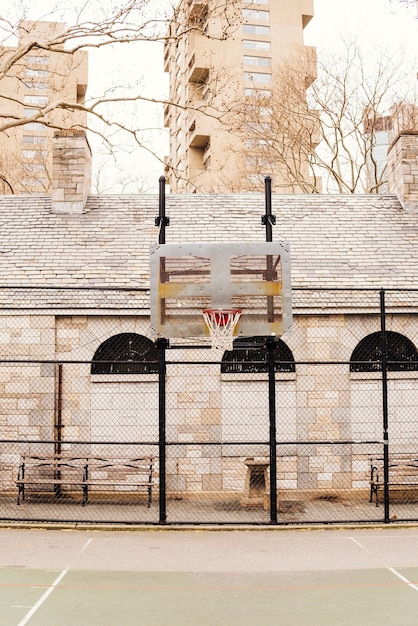 市の空のバスケットボールコート