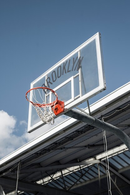 空のバスケットボール場