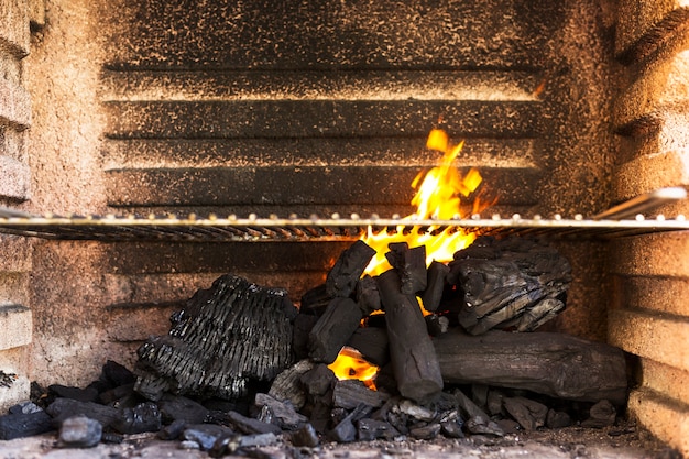 Free photo empty bbq grill pit with hot charcoal briquettes