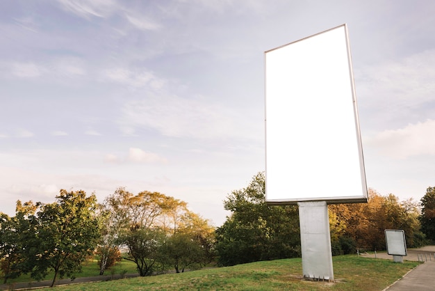 Foto gratuita cartellone vuoto in campagna