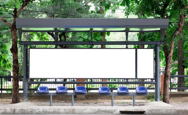 Бесплатное фото Пустая автобусная остановка billbord