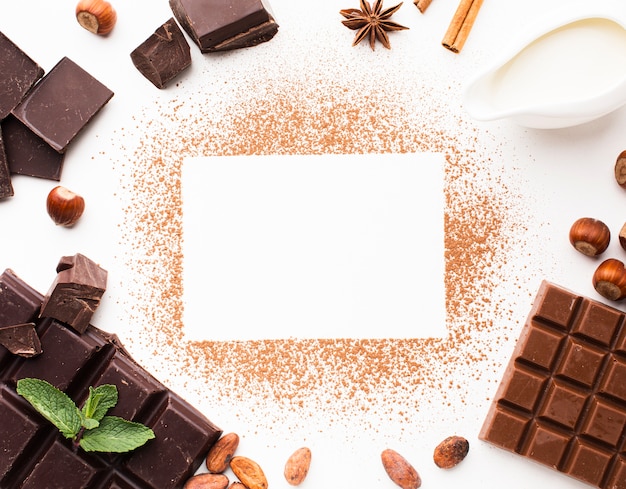 Foto gratuita scheda vuota circondata da cioccolato