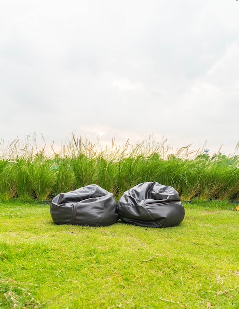 Foto gratuita sacchetto di sedia vuoto nel parco