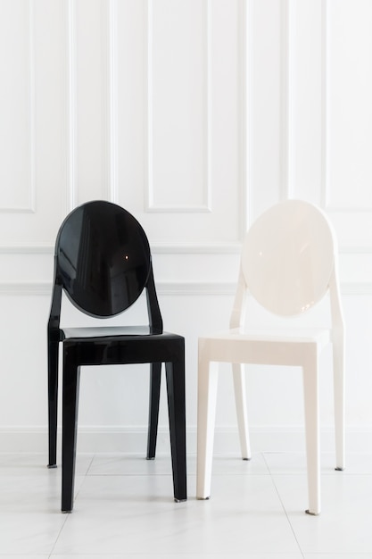 Пустое украшение стула в интерьере гостиной