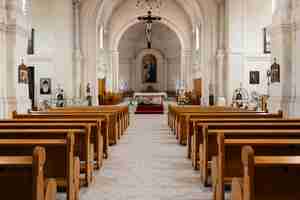 Foto gratuita edificio vacante di una chiesa cristiana