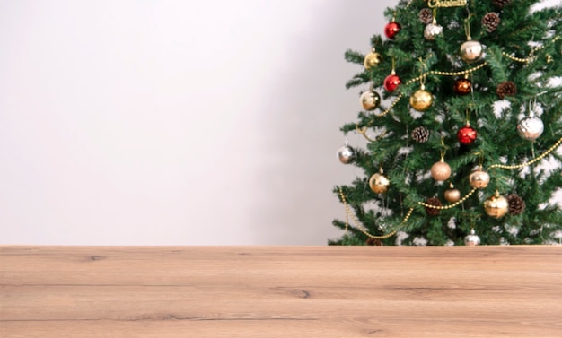 製品表示モンタージュの焦点が合っていないクリスマスツリーと空のクリスマステーブルの背景。