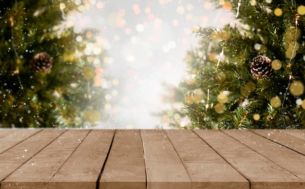 제품 디스플레이 몽타주에 초점이 맞지 않는 크리스마스 트리가 있는 빈 크리스마스 테이블 배경