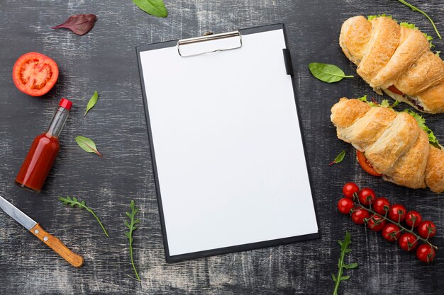 Free photo empty clipboard and sandwiches