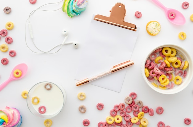 Free photo empty clipboard with morning bowl of cereals