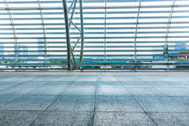 Foto gratuita vuoto corridoio di aeroporto moderno