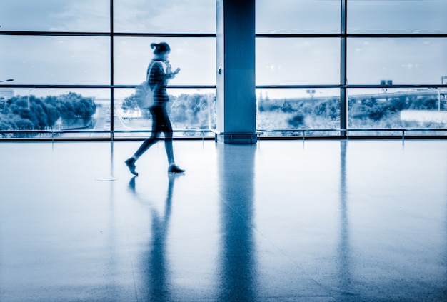 Foto gratuita vuoto corridoio di aeroporto moderno