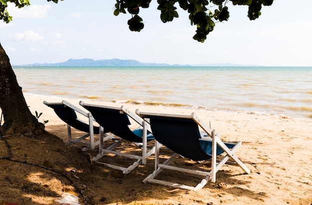 Foto gratuita sdraio vuota sulla spiaggia