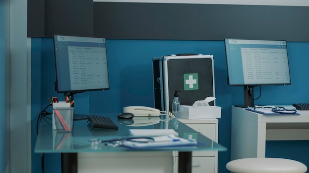 Пустой стол в кабинете врача с компьютером и медицинскими инструментами. Никто в кабинете не используется для консультации и контрольного визита, когда врач лечит больных.