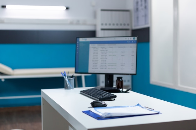 Foto gratuita scrivania vuota con documenti medici da tavolo e appuntamento clinico