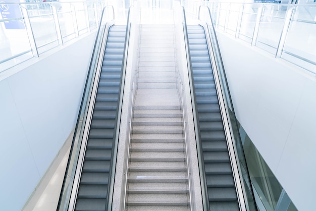 Free photo empty escalator and stair