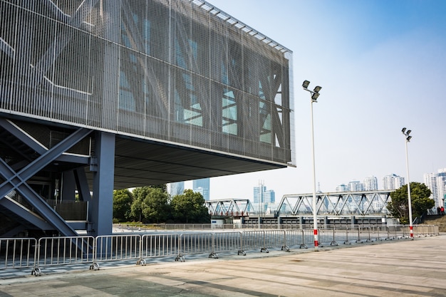 現代的な建物の空の床の正面