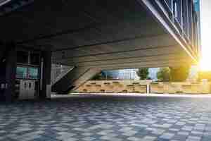 Free photo empty floor front of modern building