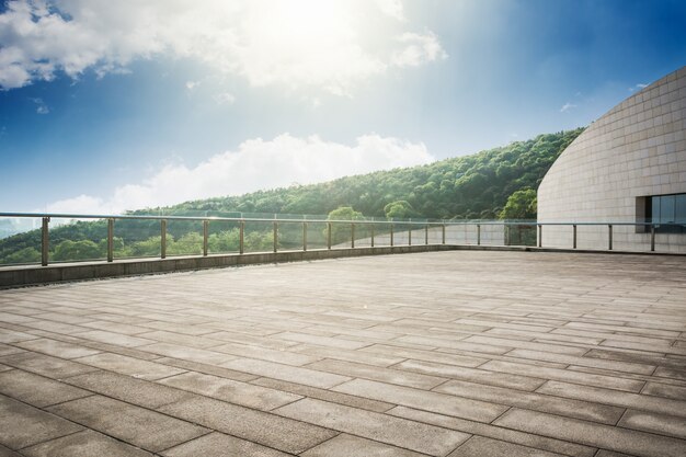 空の床と近代的な建築通路