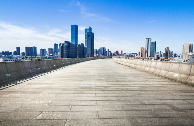 Foto gratuita pavimento vuoto con moderno edificio per uffici