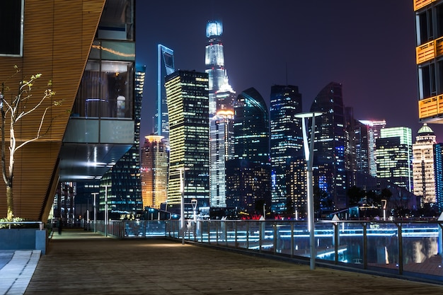 現代のスカイラインと上海の夜の建物と空の床