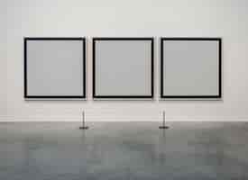Бесплатное фото Пустые рамки в галерее