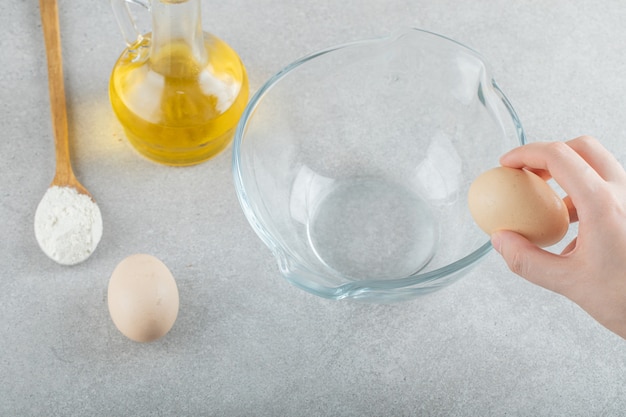 신선한 닭고기 신선한 계란이 있는 빈 유리 접시.