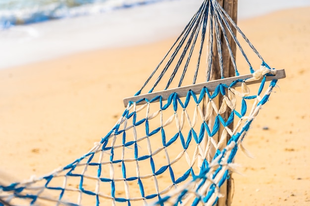 Free photo empty hammock swing on the beautiful beach and sea