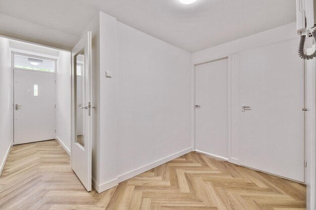 흰색 벽과 라미네이트 바닥이 있는 빈 내부 공간