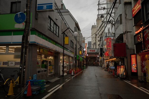 夜間の雨上がりの空のジャパンストリート