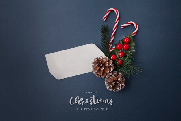 Пустая этикетка с пространством для текста с рождественскими украшениями на синем фоне