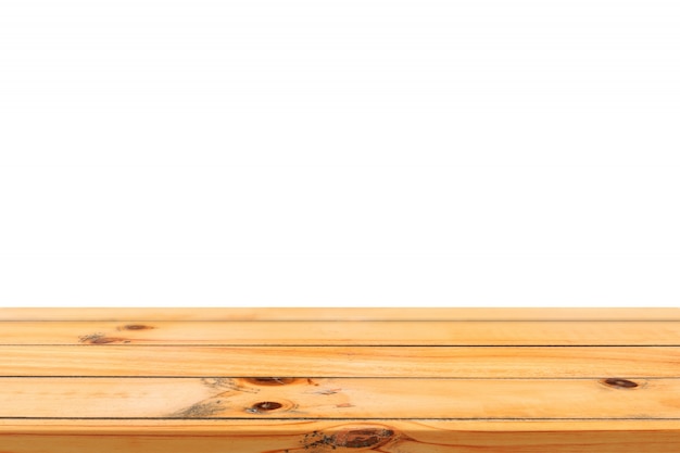 Бесплатное фото Пустой светлый деревянный стол таблицы, изолированных на белом фоне. перспективный коричневый деревянный стол, выделенный на фоне - можно использовать для отображения или монтажа ваших продуктов или визуального оформления дизайна.