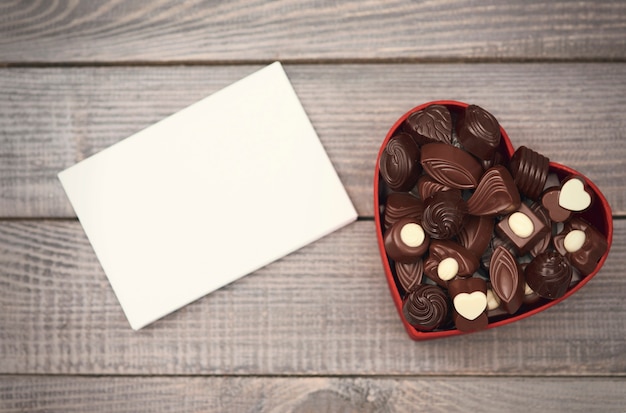 Free photo empty paper and opened chocolate box